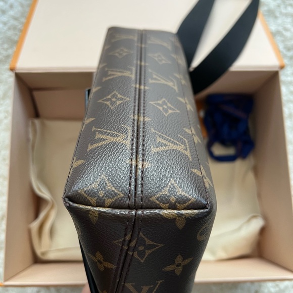 LV Messenger Bag. One minor scratch on button. Otherwise, perfect condition. - Picture 9 of 16